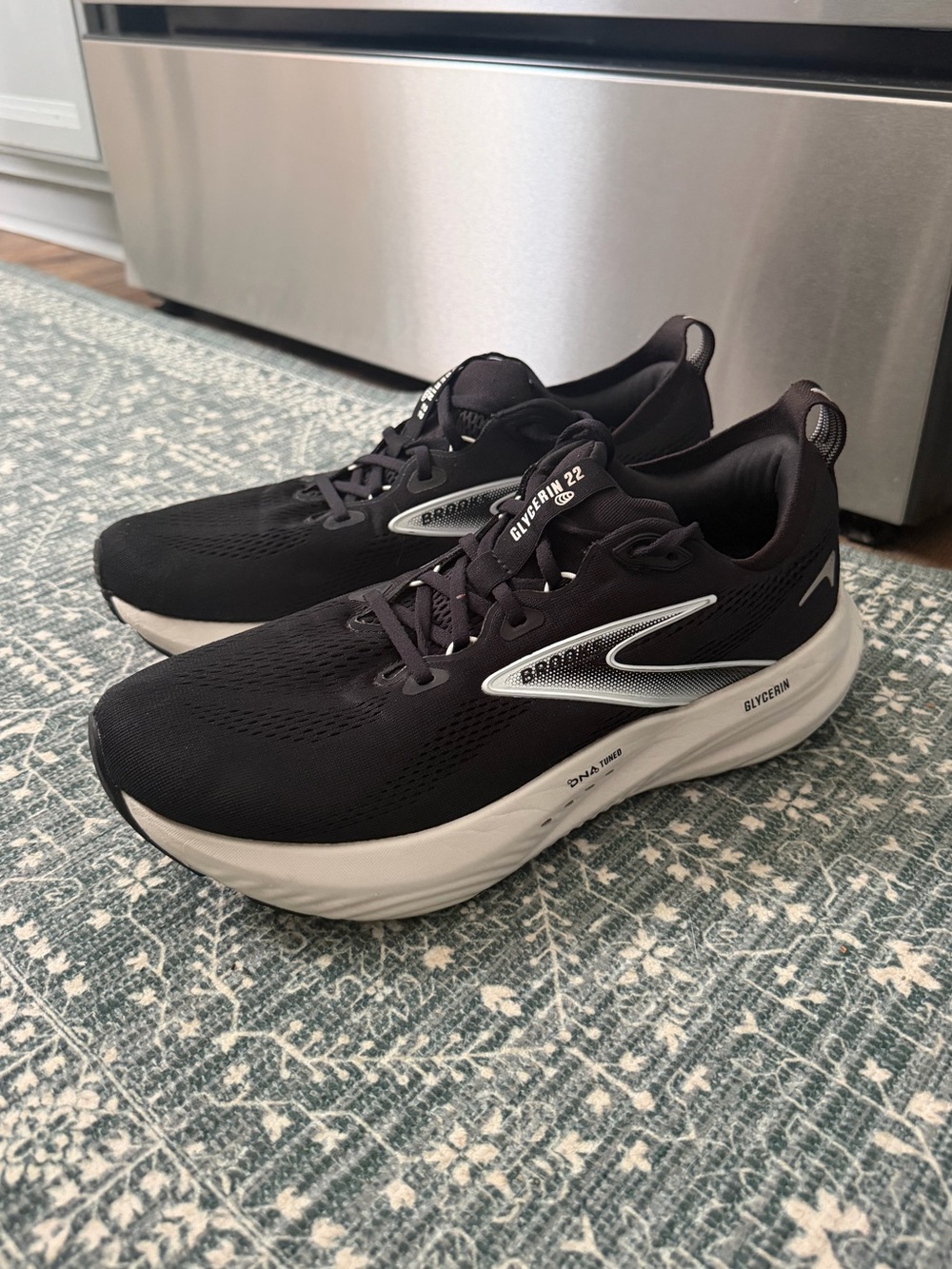 Brooks Glycerin 22 Men’s Running Shoes — Black/White Mens 11